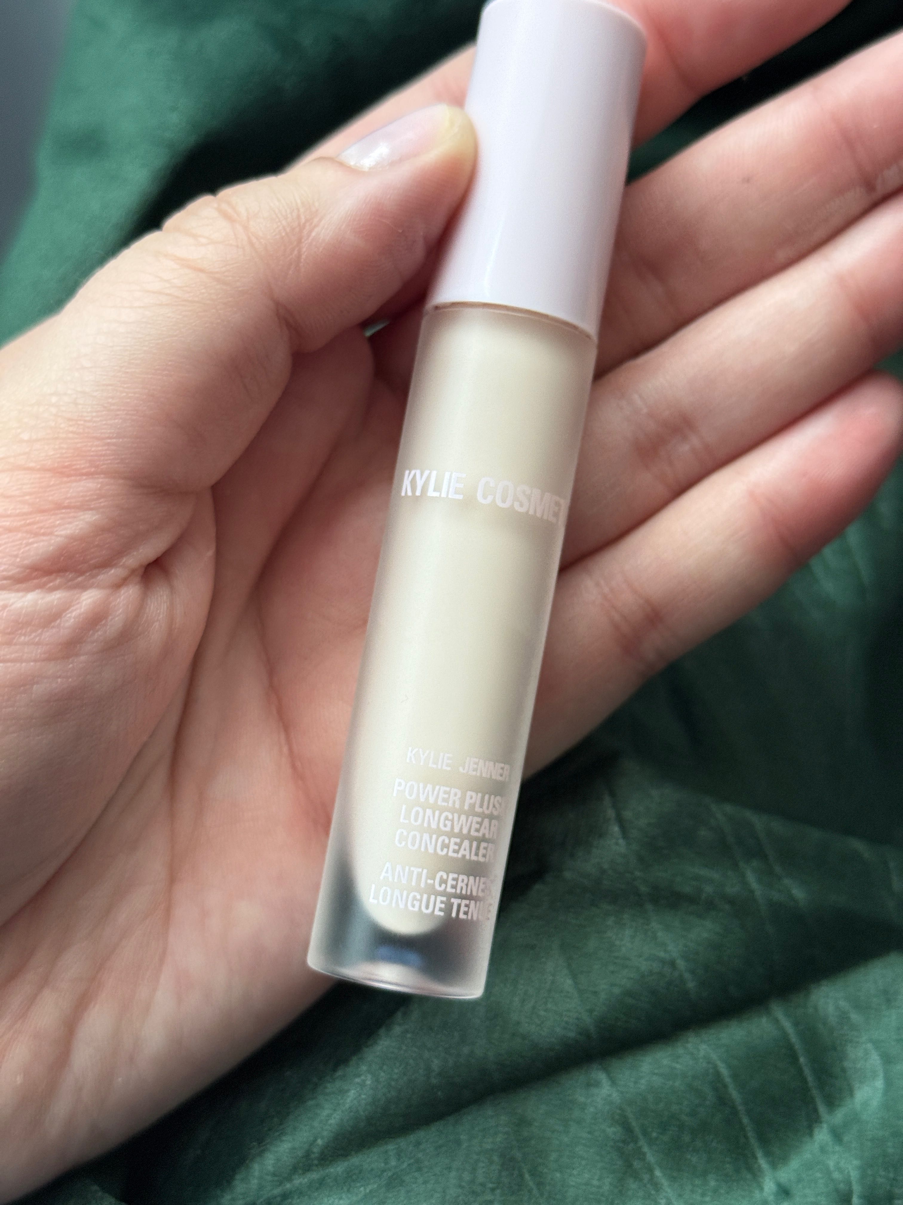Korektor Kylie Cosmetics - Power Plush Concealer 1C