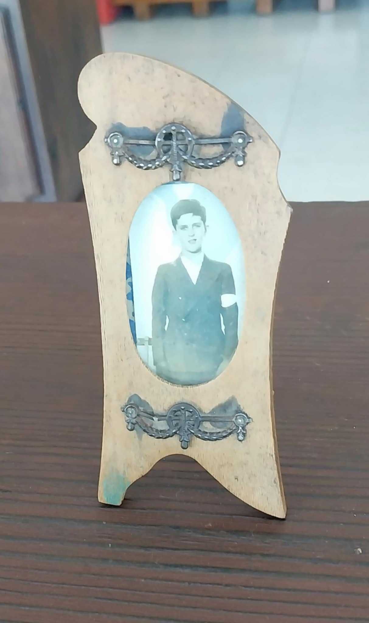 Antiga Moldura Arte-Nova com Aplicações em Latão