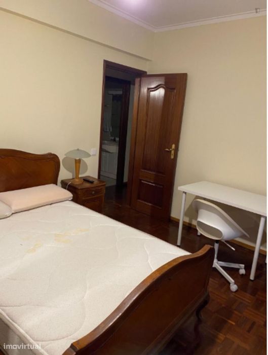 803933 - Quarto com cama de casal em...