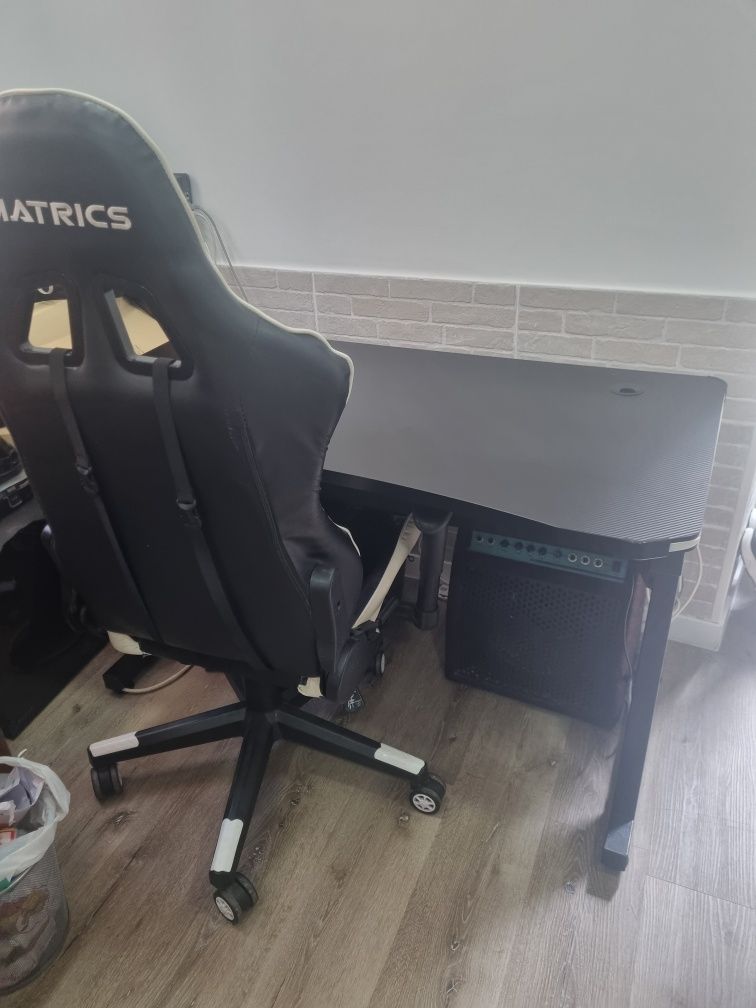 Mesa e cadeira gamer