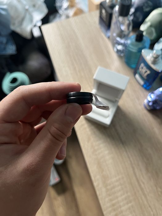 Sygnet czarny wyrazisty