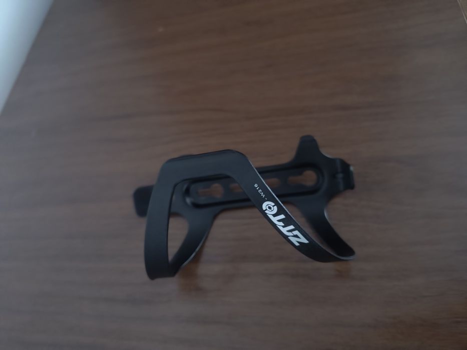 Stalowy koszyk na bidon