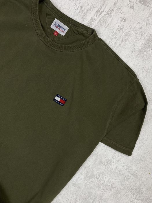 Футболка tommy jeans у кольорі хакі з фірмовим логотипом