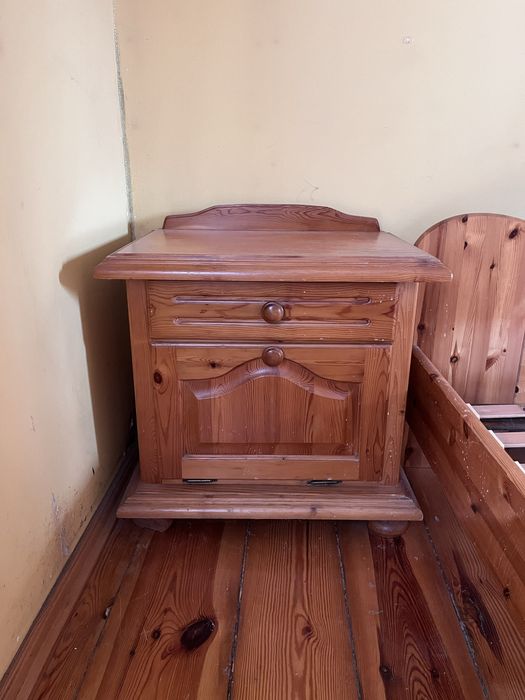 Drewniane łóżko sypialniane sosnowe