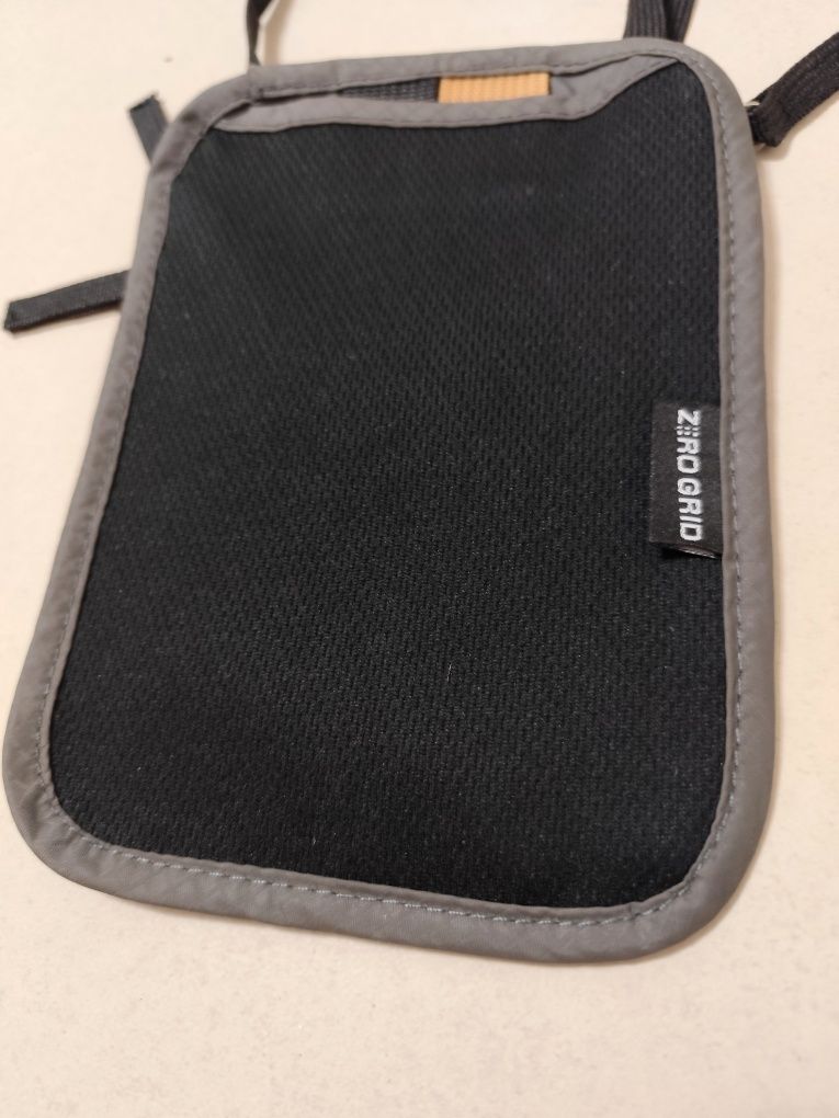 Bolsa de pescoço para viajantes marca Zero Grid (Nova)