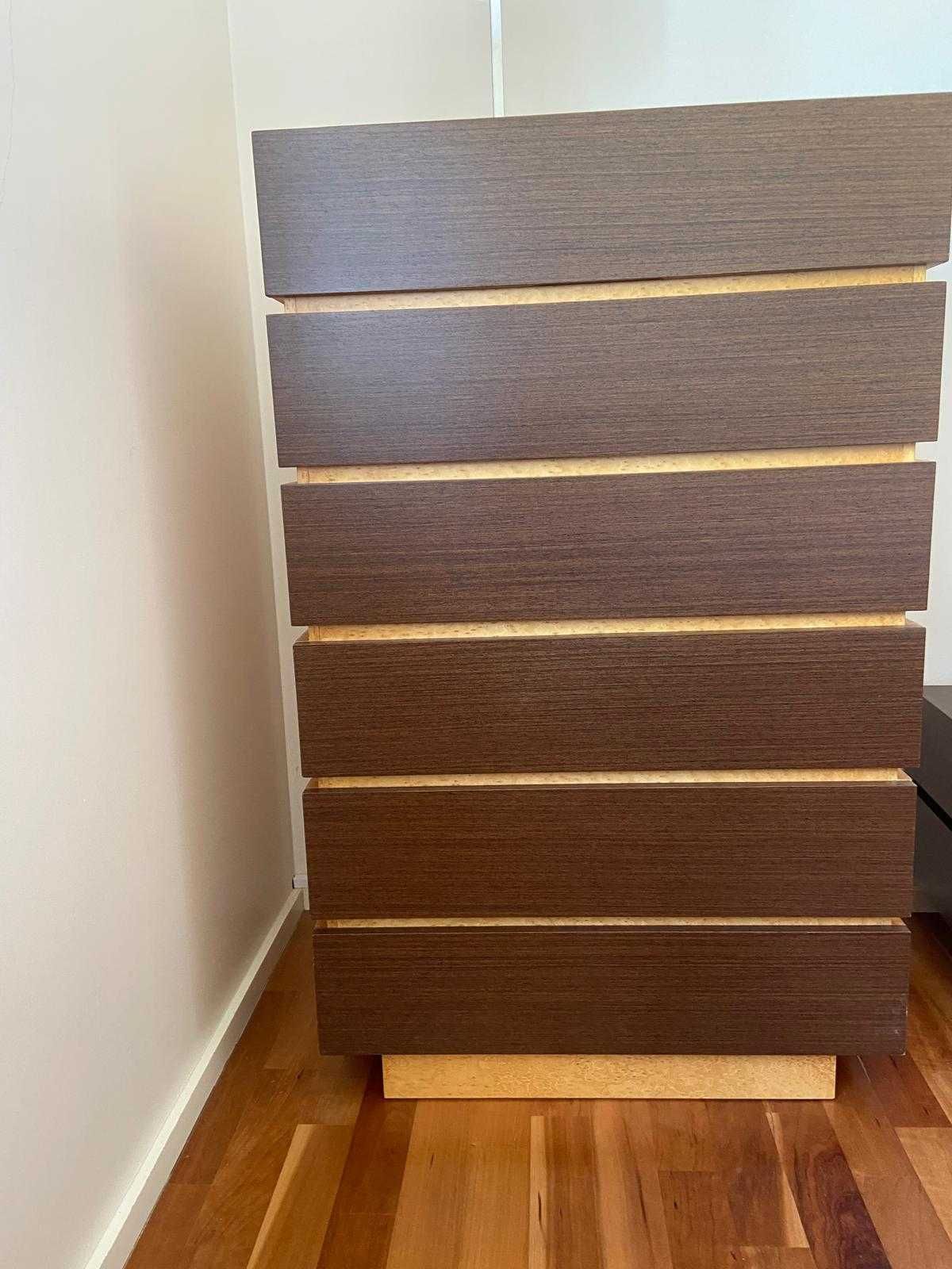Conjunto quarto: cama com colchão, mesa de cabeceira e cómoda
