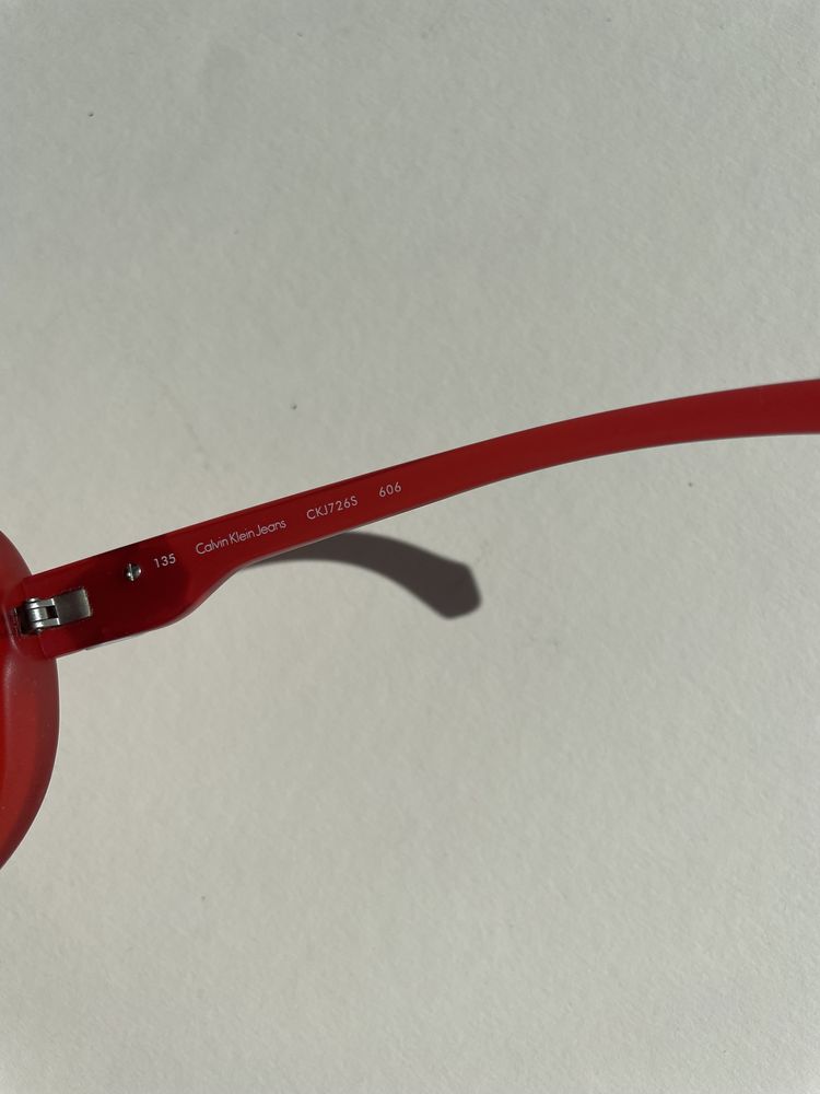 Damskie/ unisex okulary przeciwsłoneczne firmy Calvin Klein Jeans.