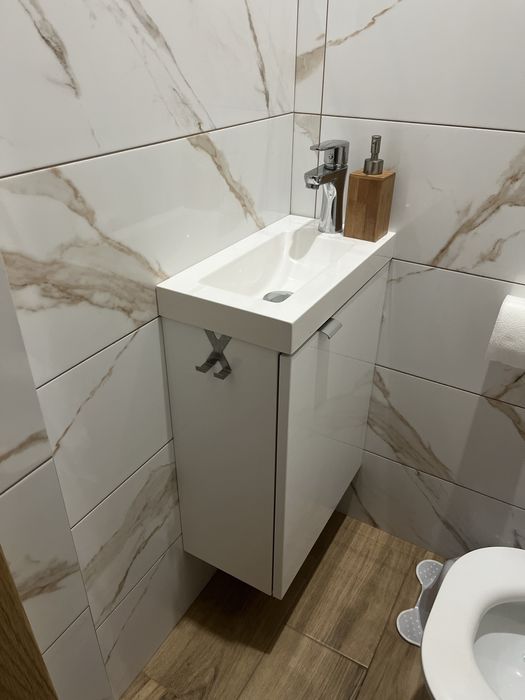 Szafka łazienkowa z umywalką i baterią