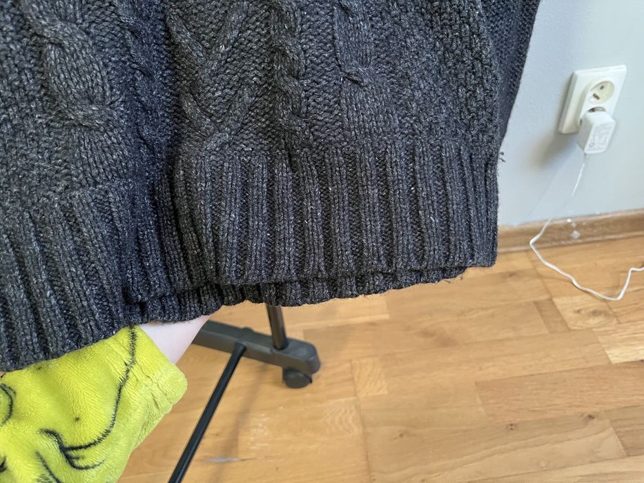 Czarny welniany sweter