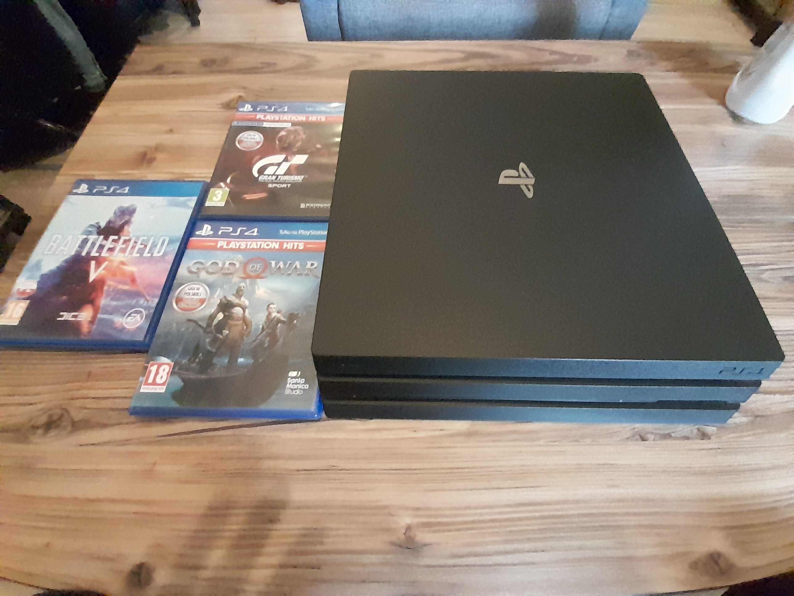 Sprzedam ps 4 pro z trzema grami ale nie mam pada