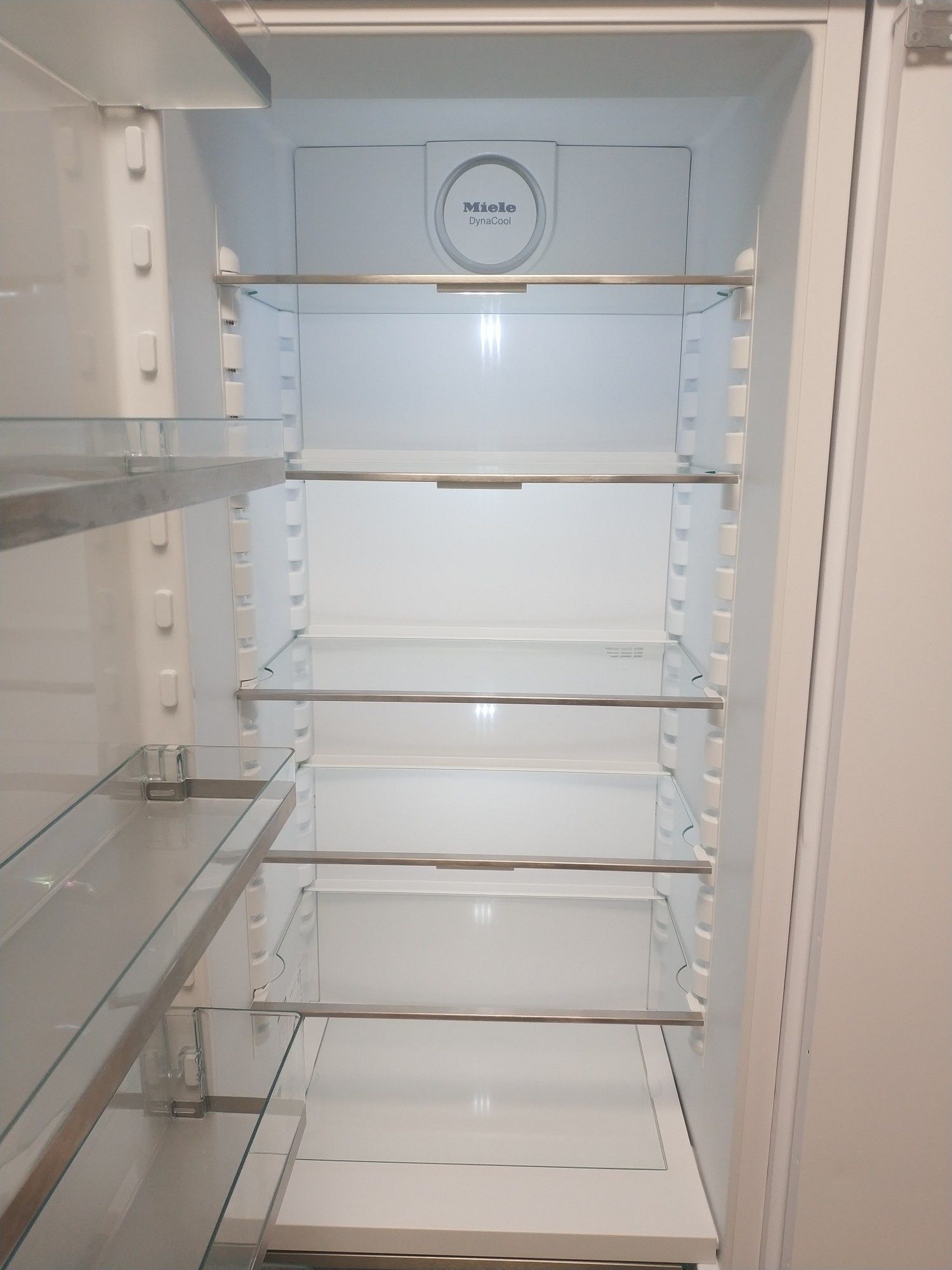 Топовый встраиваемый высокий холодильник Miele K37472 LED PerfectFresh
