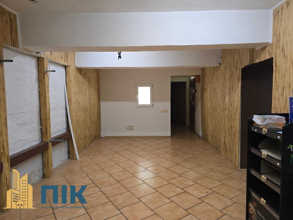 Без%! 110 м2,  підвальне приміщення (цоколь), є два фасадні входи.