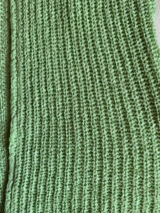 Seledynowy sweterek z długim rękawkiem zapinany na suwak rozmiar S