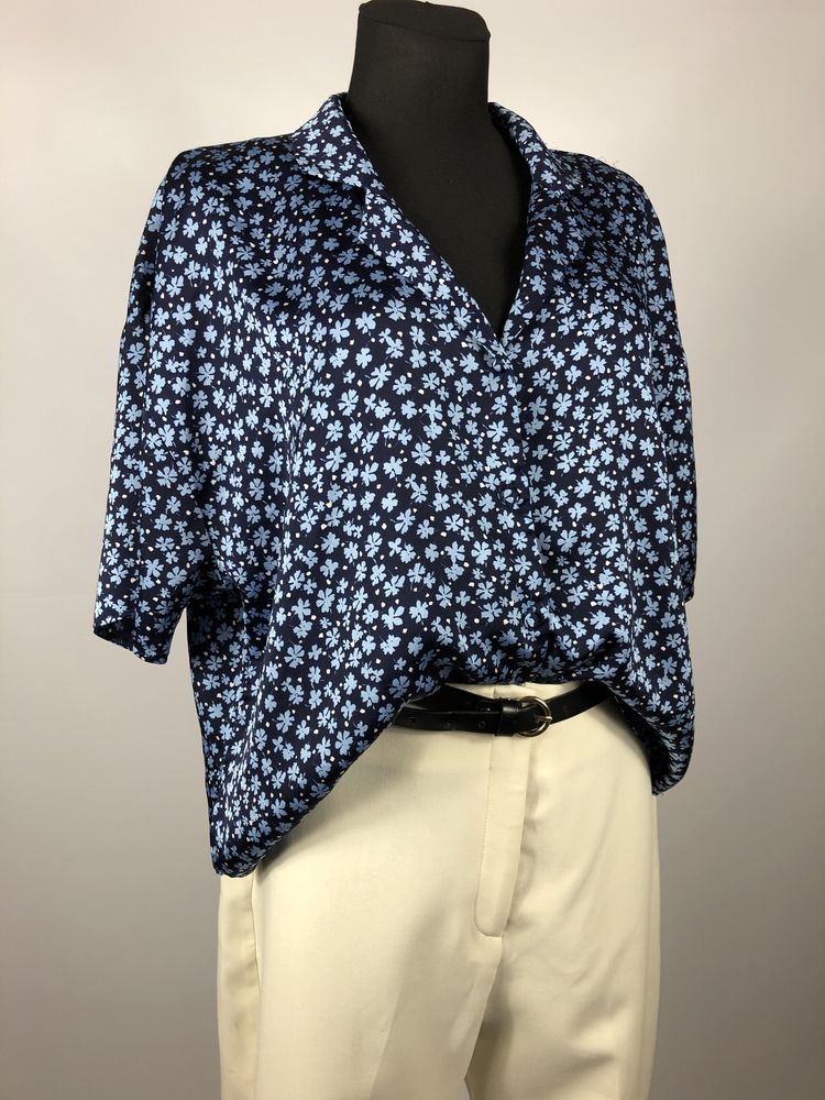 Granatowa elegancka krótka damska bluzka George z niebieskim printem