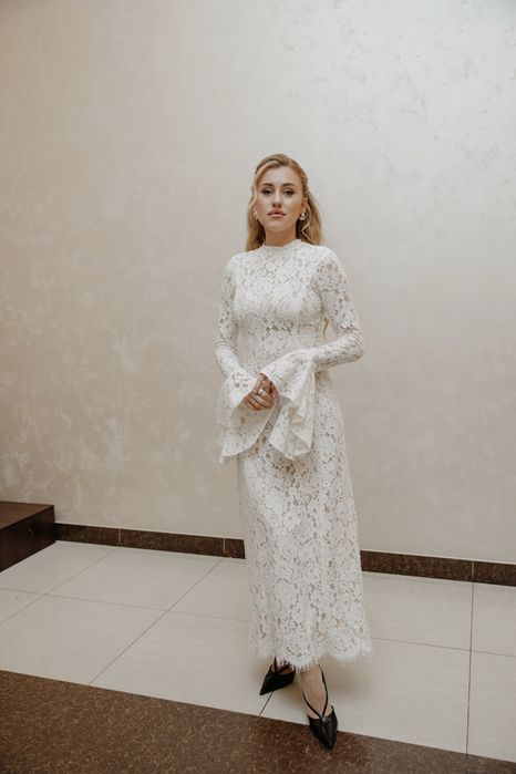 Біла вечірня мереживна сукня