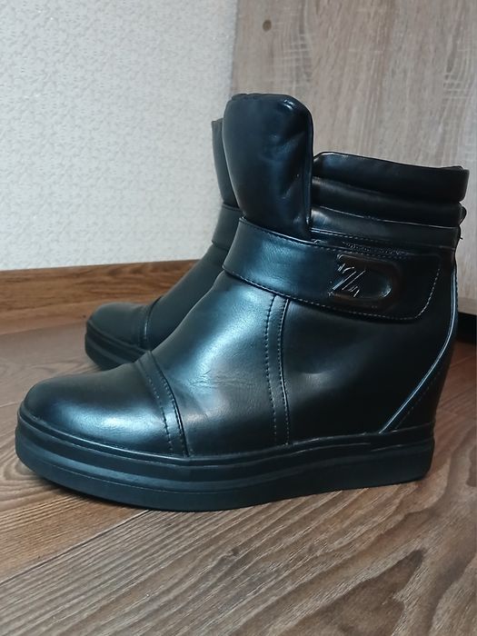 Снікерси, сапоги осінні