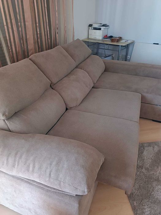 Sofá bege em excelente estado – com espaço de arrumação