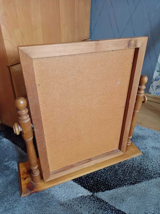 Drewniane stojące lustro toaletka