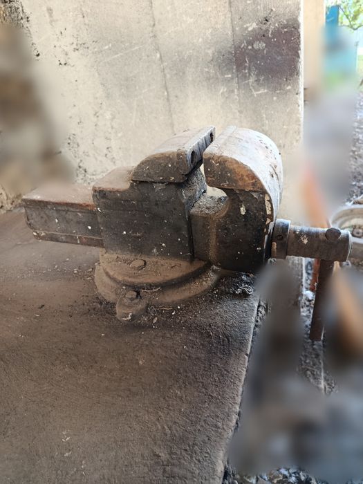 Продам тиски слесарные