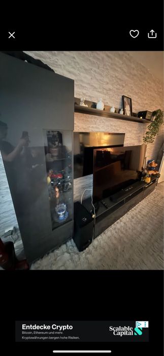 Nowoczesna mebloscianka z szafkami RTV i polkami