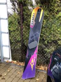 Deska snowboard Burton , asymetryczna na lewą nogę .