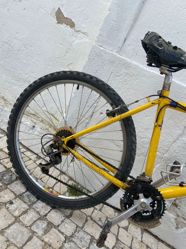 Bicicleta com sinais de uso