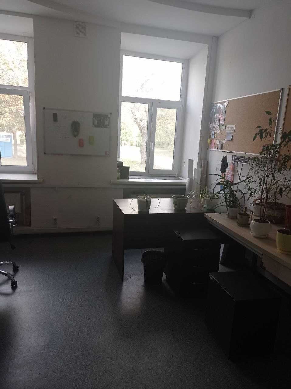 Сдам помещение свободного назначения на 1-м этаже в центре.