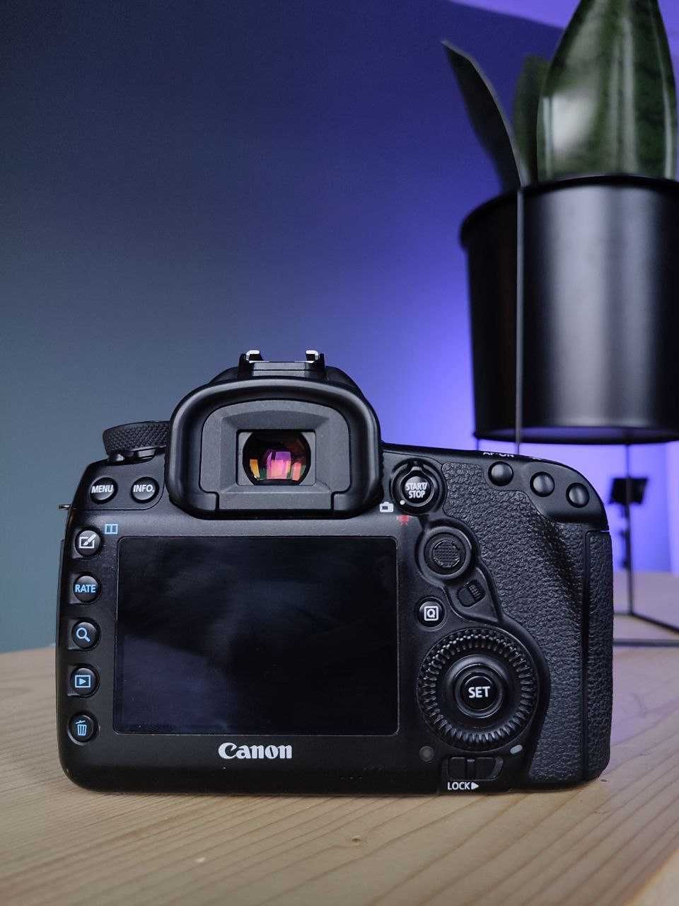Canon 5D Mark IV (body) +16Gb+16Gb + 4 Batery