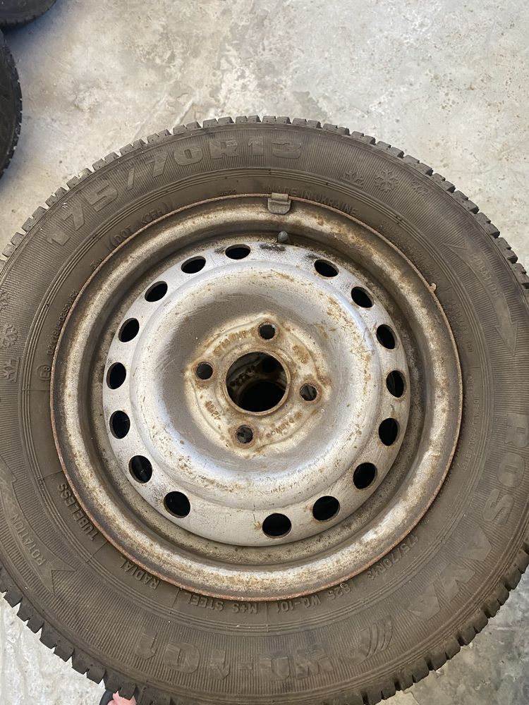 Продам резину з дисками зимову r13
