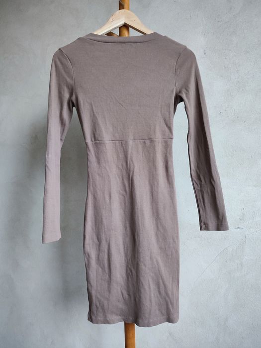 Beżowa sukienka prążkowana długi rękaw zakładka dopasowana tuba S M