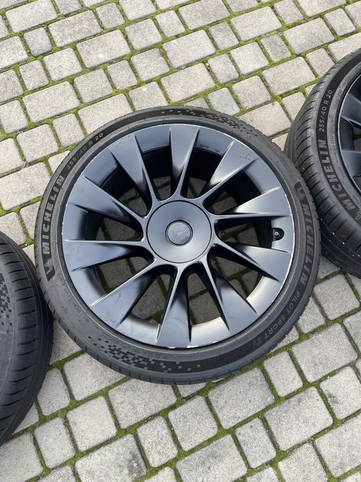 Диски з шинами Tesla Model Y  255/40/20