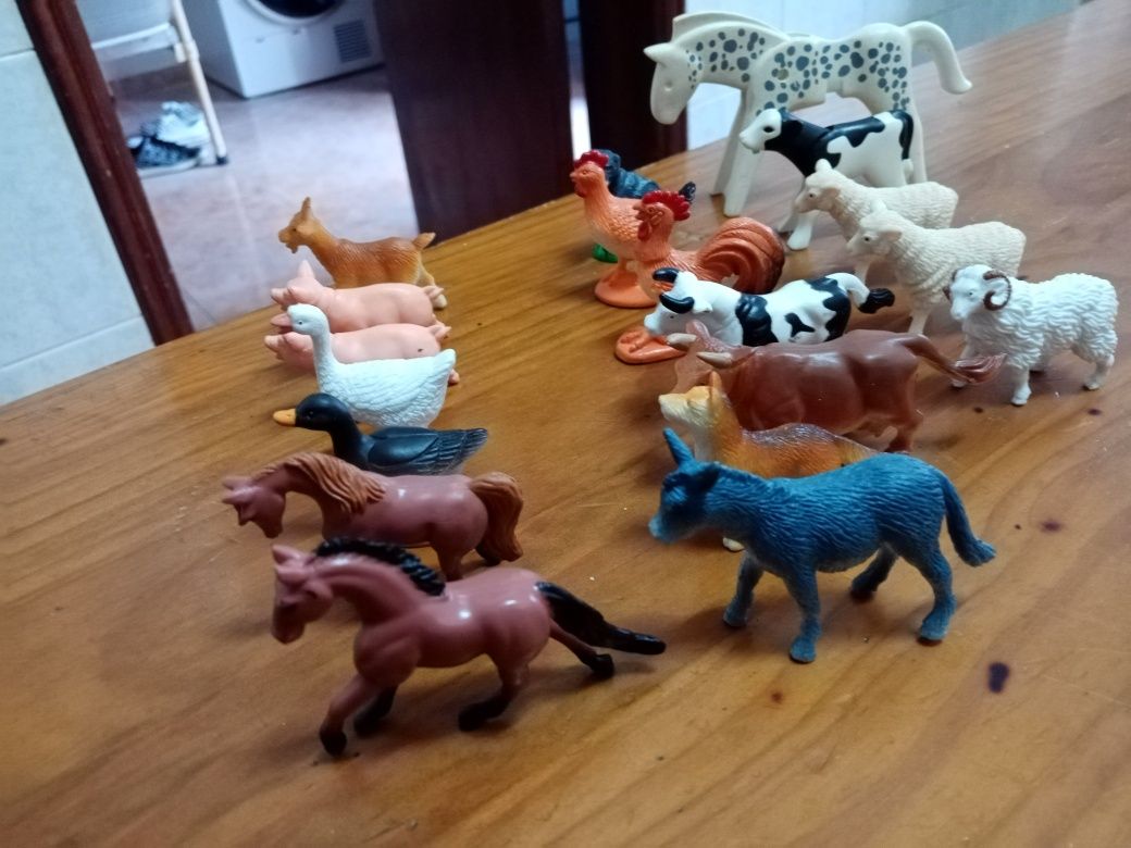 Vendo vários bonequinhos