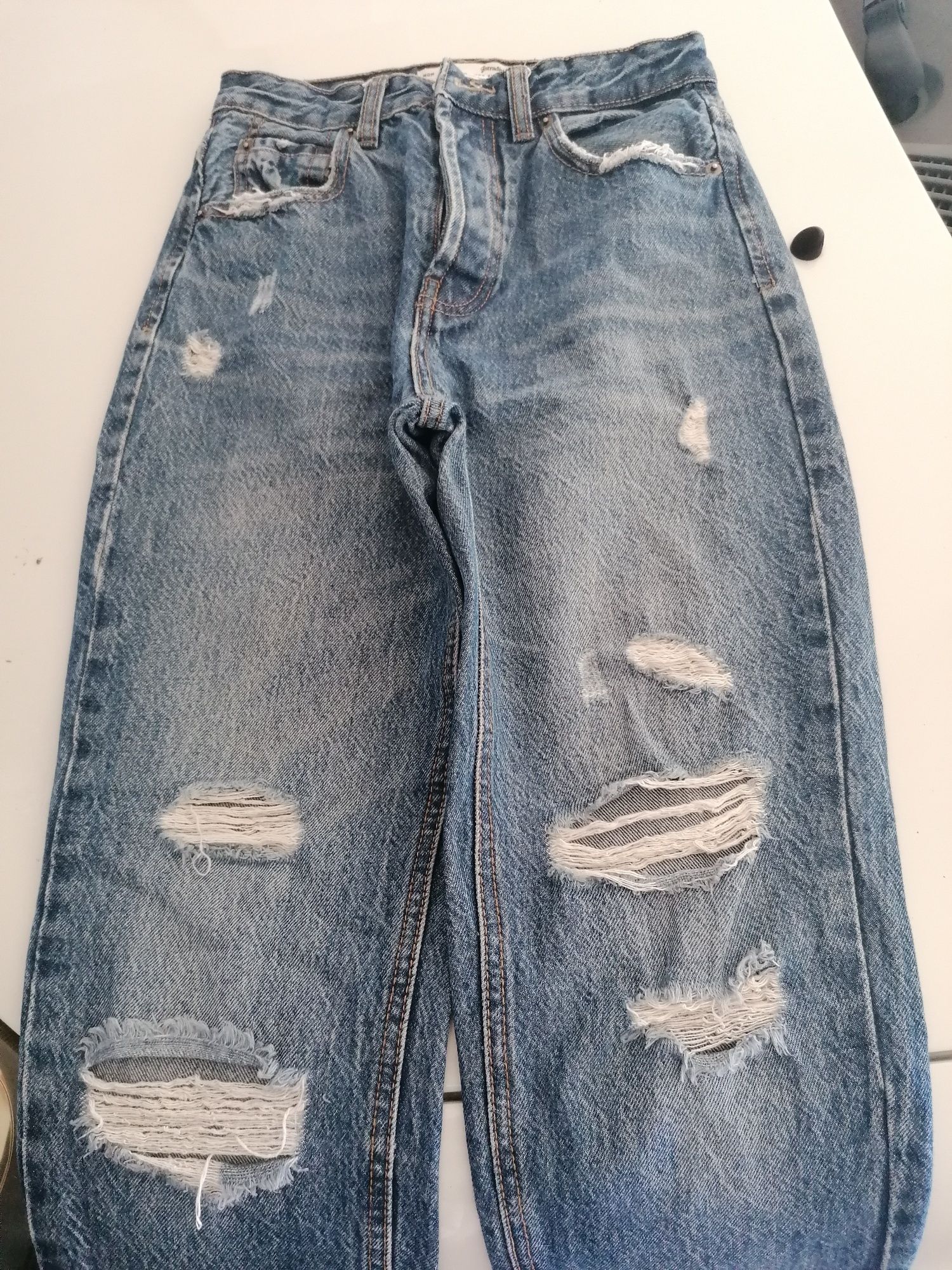 Calça de ganga com rasgos