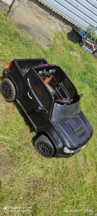 Електромобіль дитячий