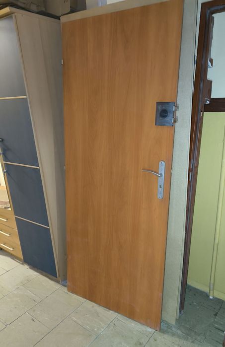 Drzwi zewnętrzne 80 klatkowe, lewe w bardzo dobrym stanie z futryną