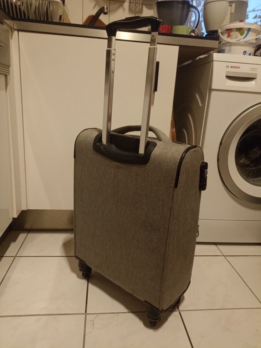 Продам чемодани на колесах
