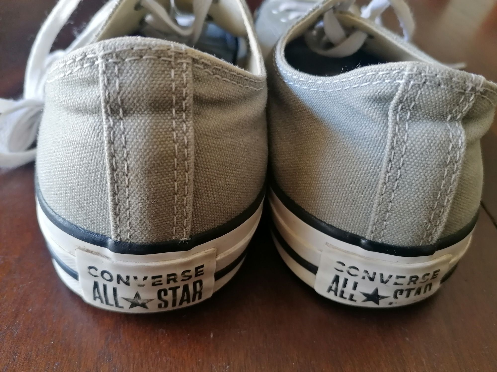 Ténis Converse All Star 41
Cinzento claro.
Estão como novos.