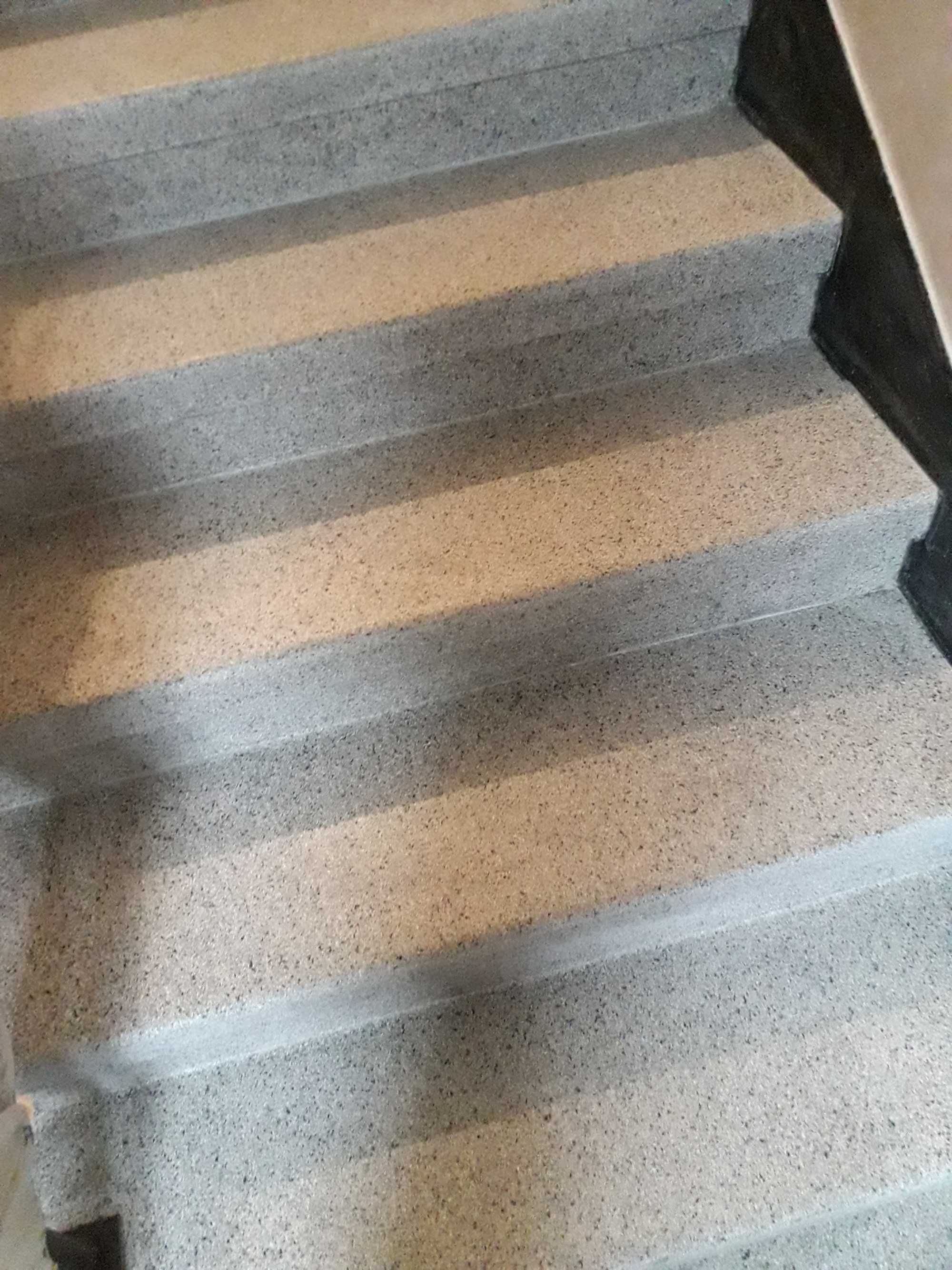Pracownik, szlifierz schodów lastrykowych