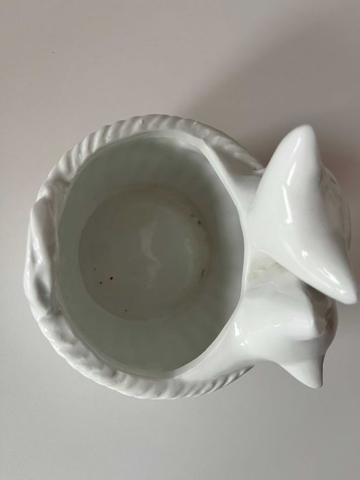 Biała, ceramiczna, ozdobna osłonka z kotkami