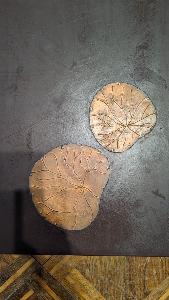 Низький стіл Пуджа з мідним листям лотоса – 46х46 см