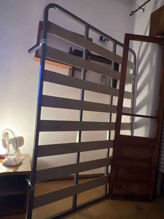 Vende-se estrado c/4 pés em bom estado