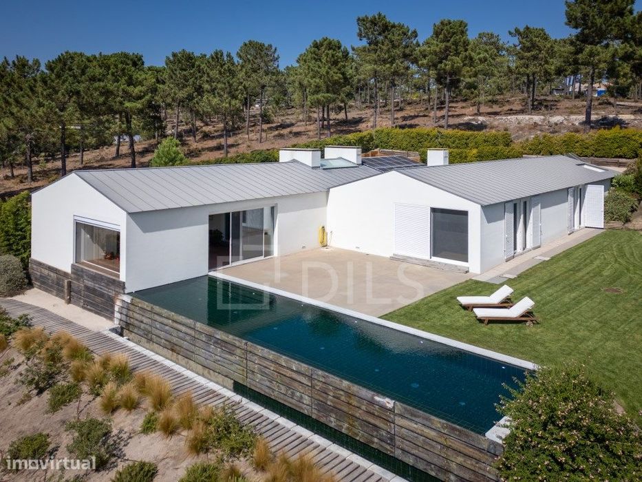 Moradia T4 com piscina, próximo à praia do Pego