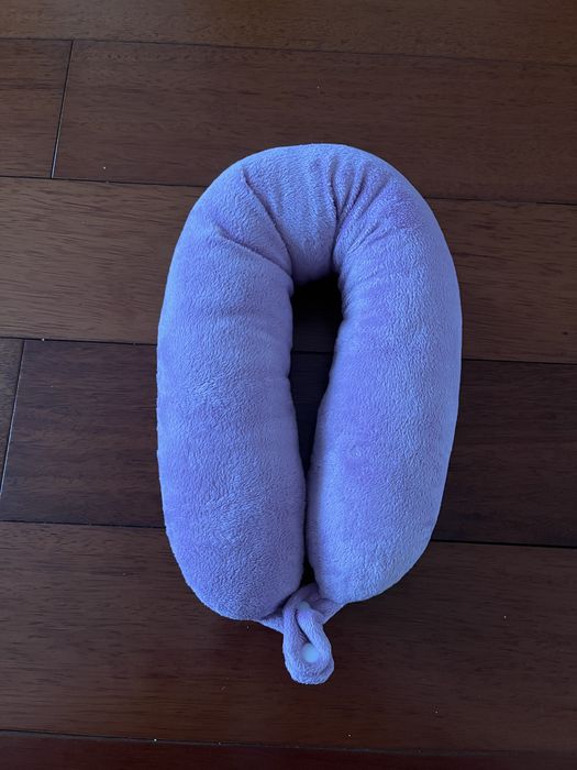 Подушка на шию фіолетового кольору