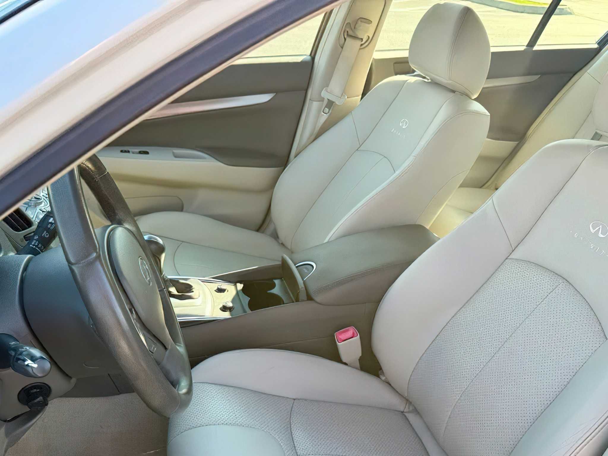 Infiniti G37      2013