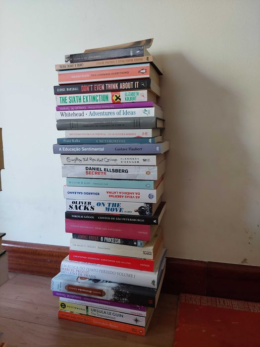 Vários livros em Português e Inglês