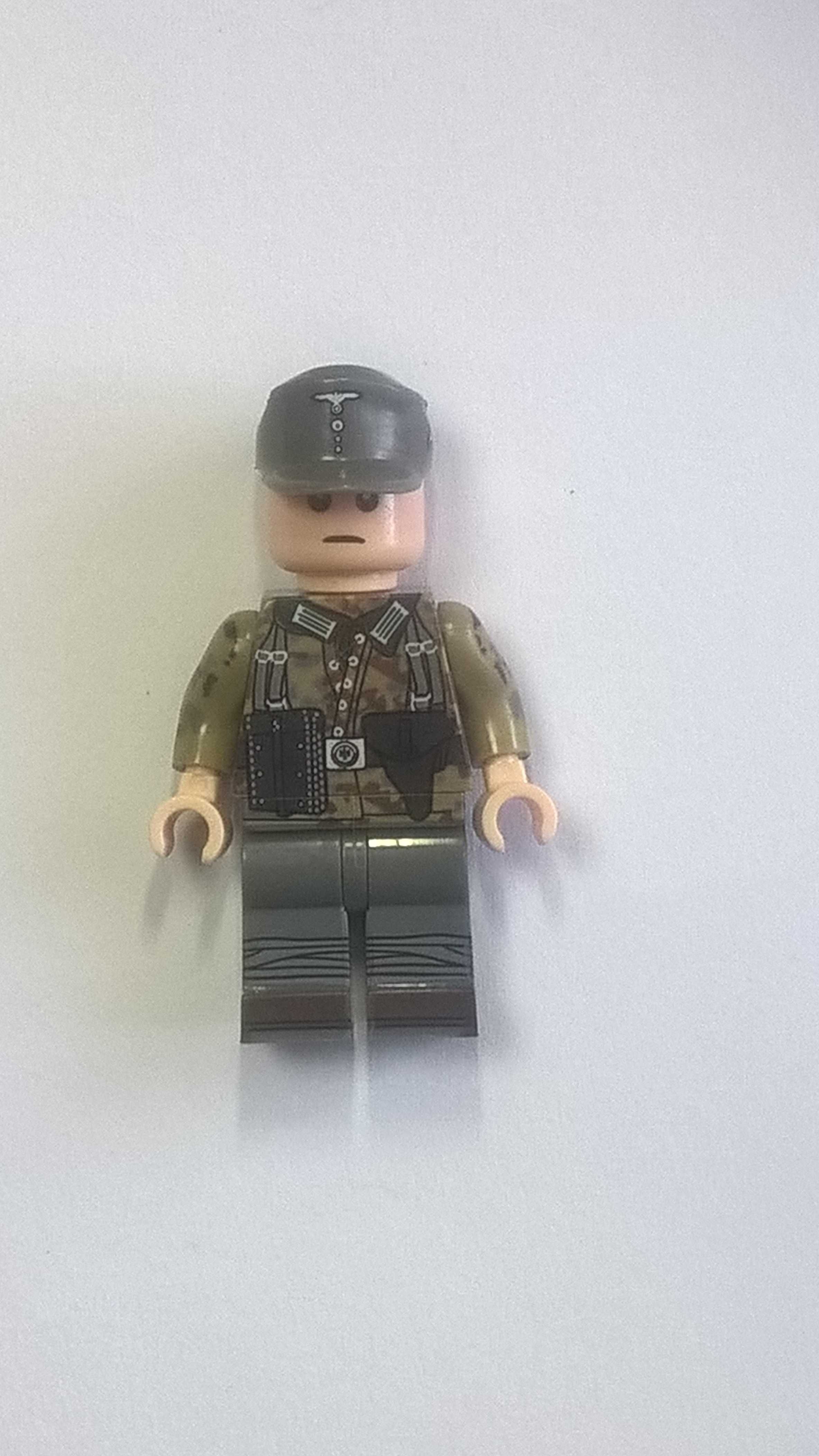 Figurka żołnierza niemieckiego 4 krotny nadruk WW2 komp. z Lego, Cobi