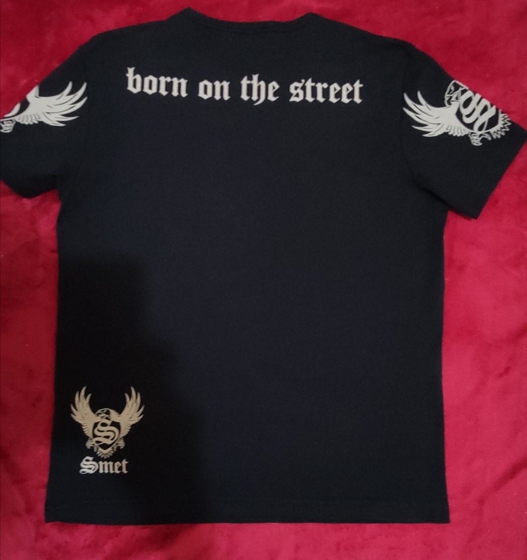 Koszulka t-shirt marki Smet z logo czaszki że złoto-szarym napisem