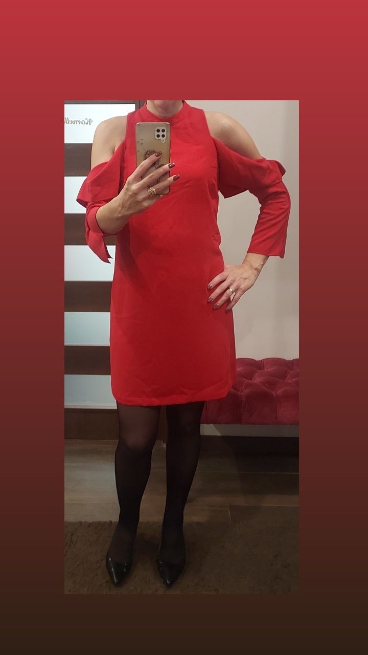 Sukienka z rękawkiem odsłaniającym ramiona