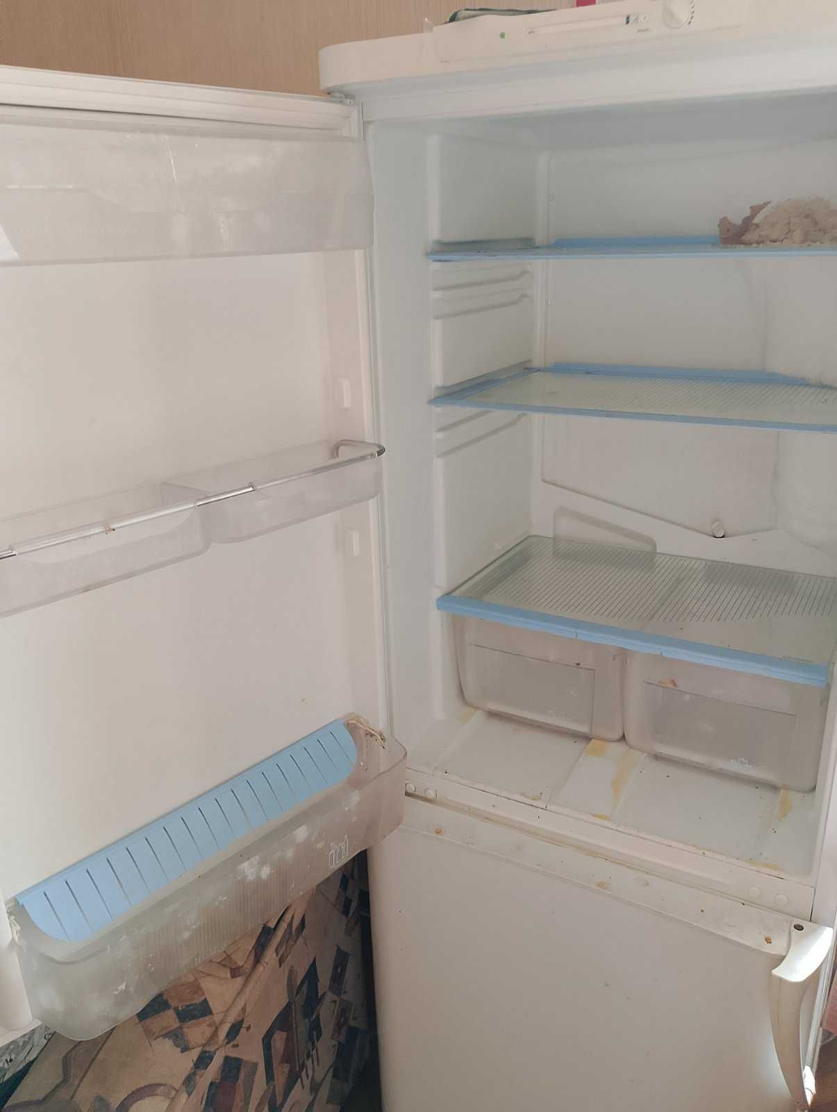 Продам холодильник Indesit б/у, в робочому стані.