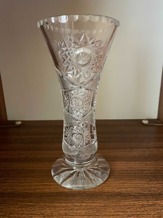 Kryształowy wazon z szeroką podstawą